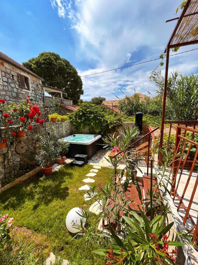 Holiday Home Skala With Hot Tub & Kala With Terrace Pitve Экстерьер фото